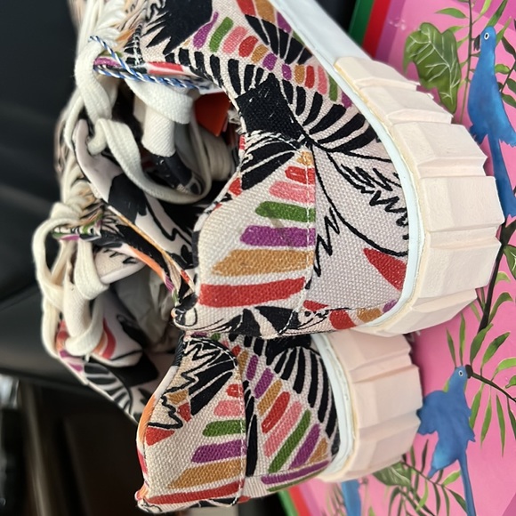 The fab and lovely day in Farm Rio sneakers, dress up or down 🌺 - Picture 8 of 13